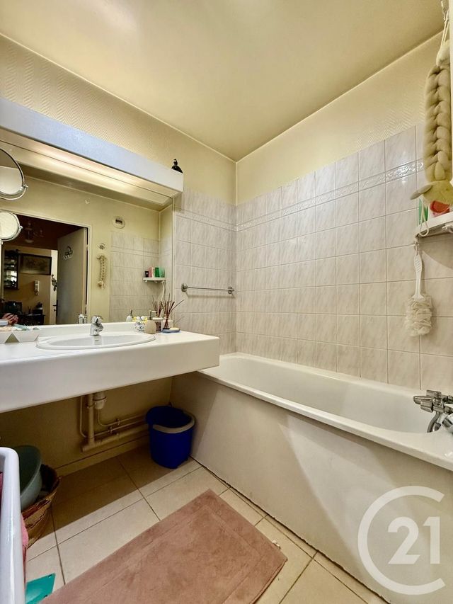 Appartement à vendre - 2 pièces - 46.7 m2 - ST DENIS - 93 - ILE-DE-FRANCE - Century 21 Calmette